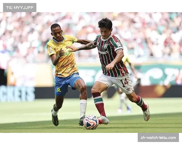 南非日落队中场恩萨贝伦跑动范围广 防守拦截积极 南非日落队中场恩萨贝伦跑动范围广 防守拦截积极